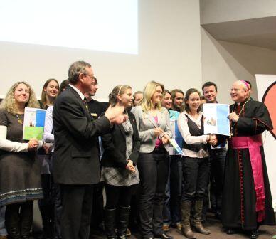 Bischof Dr. Konrad Zdarsa (rechts) mit den Gewinnern des Bischof Simpert-Preises und des Religiösen Sonderpreises 2010