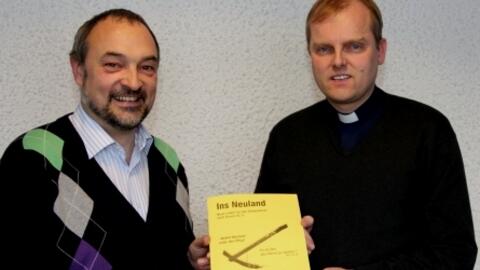 Der Komponist P. Norbert M. Becker MSC (links) und der Leiter des Bischöflichen Jugendamtes, Domvikar Florian Wörner, freuen sich auf die Uraufführung der Messe "Ins Neuland".