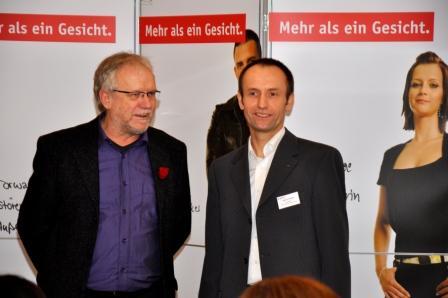 Heinrich Riegel (rechts), Leiter der Psychologischen Beratungsstelle in Dillingen, freute sich, dass seiner Einladung zum Fachvortrag von Lothar Steurer (links) 80 Zuhörer aus dem ganzen Landkreis Dillingen gefolgt waren. Foto Karg/ KJF