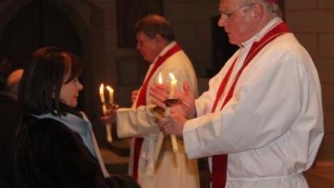 Bischof Konrad Zdarsa (rechts) spendete am Ende des Gottesdienstes Gläubigen den Blasiussegen.