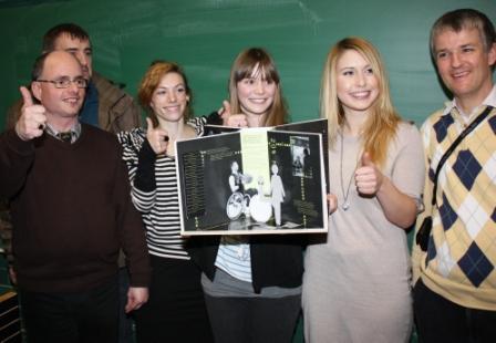 Das Siegerteam zusammen mit Projektpartnern aus dem Dominikus-Ringeisen-Werk in Ursberg. Foto: Christine Lüdke