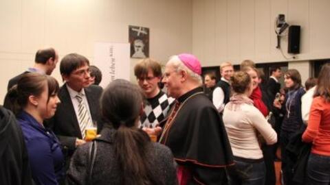 Bischof Konrad und der Dekan der Katholisch-Theologischen Fakultät, Prof. Dr. Wurst ( 2.v.l.) zusammen mit zahlreichen Studenten auf dem Empfang der KHG Augsburg. 