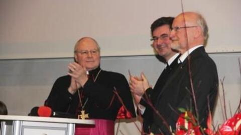 Bischof Dr. Konrad Zdarsa mit dem neuen und dem bisherigen Diözesan-Caritas-Direktor beim Festakt.