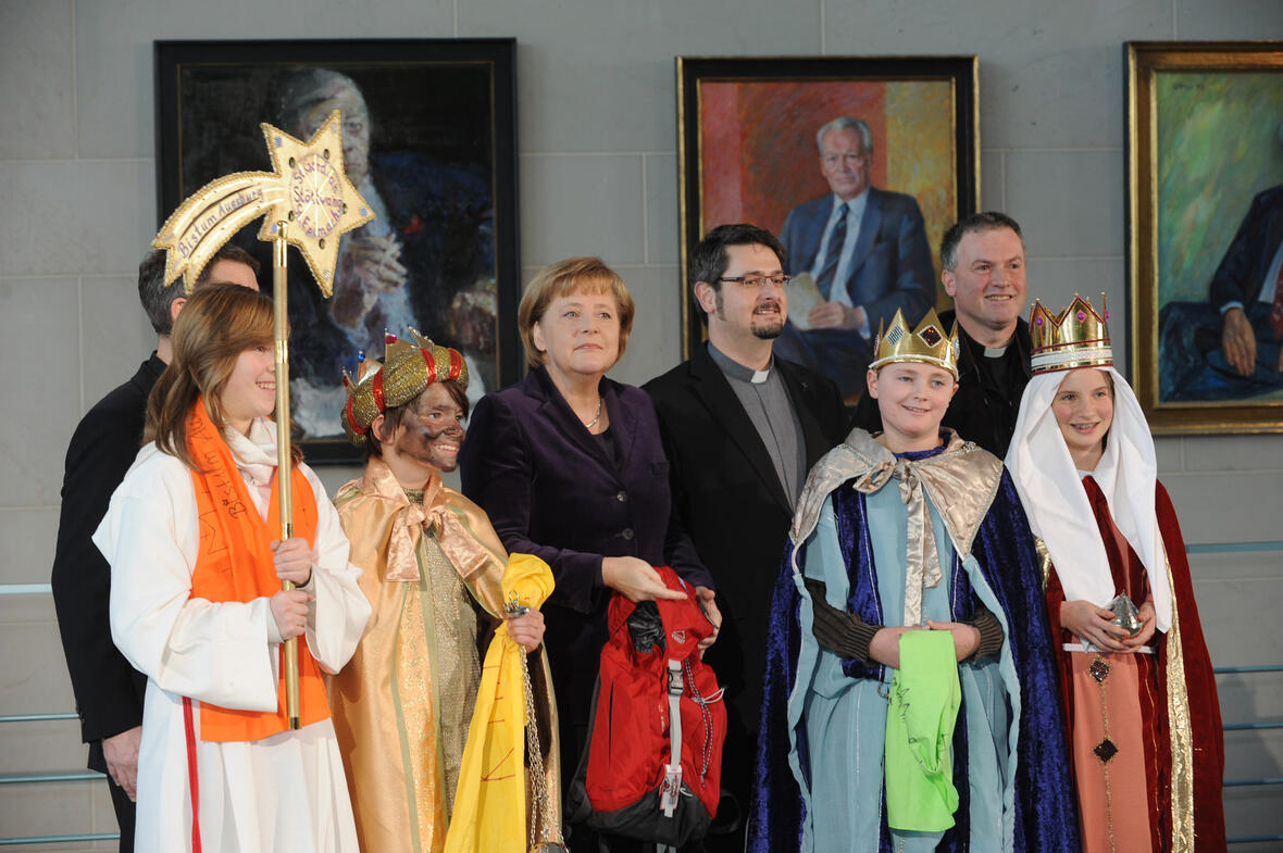 Die Sternsinger Kilian Inning (12), Thomas Königsberger (12), Anna Rüffer (13) und Franziska Rüffer (15) sowie Begleiter Pfarrer Thomas Herz aus der Pfarrgemeinde St. Gordian und Epimach in Stöttwang vertraten am Mittwochmorgen im Bundeskanzleramt das Bistum Augsburg beim traditionellen Sternsingerempfang der Bundeskanzlerin zur 53. Aktion Dreikönigssingen. Zum Gruppenfoto mit Kanzlerin Angela Merkel stellten sie sich gemeinsam mit Prälat Dr. Klaus Krämer, Präsident des Kindermissionswerks „Die Sternsinger“, und Pfr. Simon Rapp, Bundespräses des Bundes der Deutschen Katholischen Jugend (BDKJ), auf. Foto: Ralf Adloff