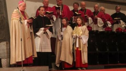 Bischof Dr. Konrad Zdarsa (ganz links) feierte mit den Augsburger Weihbischöfen und Vertretern des Domkapitels die Jahresschlussandacht im Mariendom.