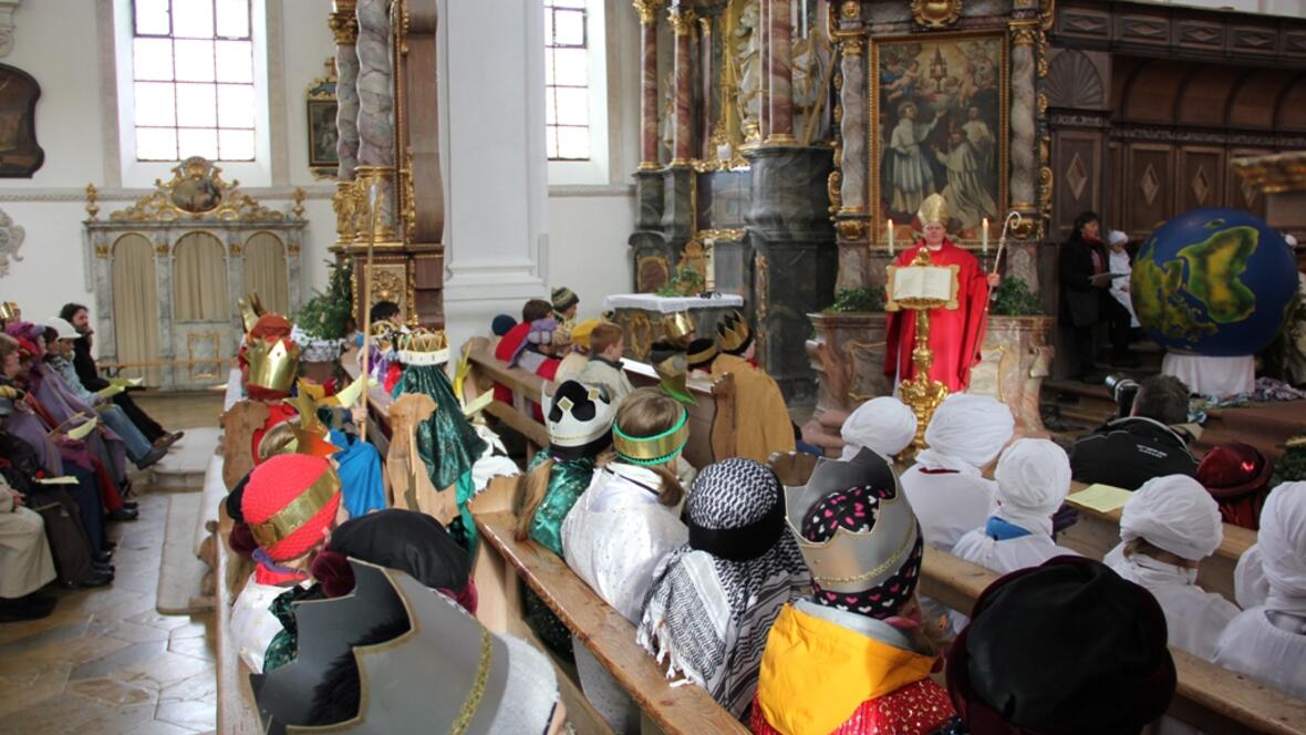 Bischof Konrad Zdarsa feierte mit den Kindern die Eucharistie und predigte zu den Sternsingern