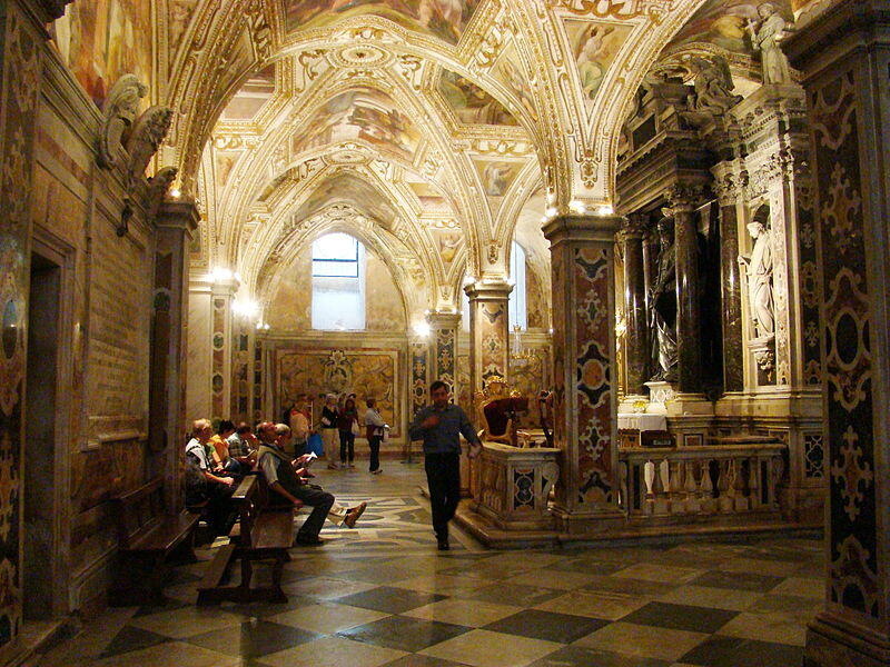 Krypta des Domes von Amalfi, der Grabeskirche des Heiligen Andreas. Bild. Hajotthu