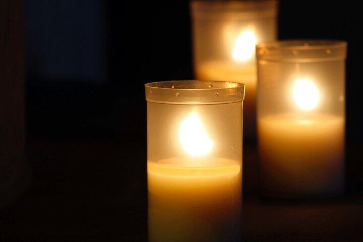 Gläubige stellen Kerzen im Dom auf.