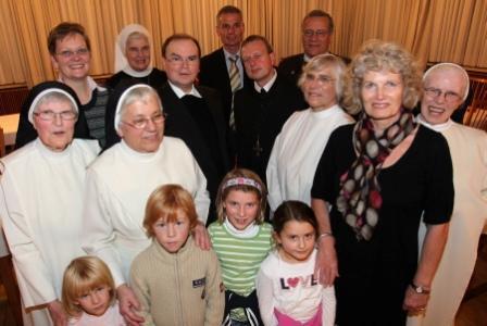 Vor dem Festgottesdienst gab es eine "Kaffeestunde" mit geladenen Gästen. Auf dem Bild zu sehen sind u.a. Domkapitular Dr. Bertram Meier (2.Reihe, 2.v.l.), Abt Theodor Hausmann OSB (2.Reihe, rechts) und Schwestern von St. Ursula.