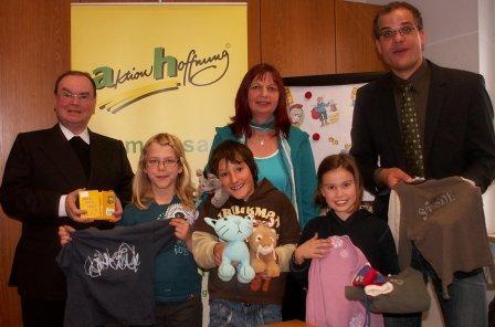 V.l. Prälat Dr. Bertram Meier, die Schüler Annina Müller, Marco Klingenstein, Kira Seebauer, Lehrerin Sonja Klar, und Gregor Uhl (aktion hoffnung).