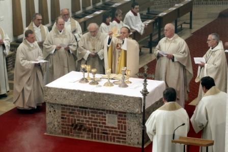 Abt Barnabas Bögle (Mitte) OSB des Klosters Ettal im Erzbistum München zelebrierte den Festgottesdienst zum 175. Jahrestag von St. Stephan in Augsburg.