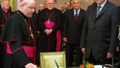 Bischof Dr. Konrad Zdarsa (links vorne) sprach mit der rechten Hand auf der Bibel die Eidesformel. 2. R. v.l. Weihbischof Dr. Dr. Anton Losinger (Augsburg), Erzbischof Reinhard Marx (München), Staatsminister für Unterricht und Kultus Ludwig Spaenle und Ministerpräsident Horst Seehofer. Bild: Fuchs
