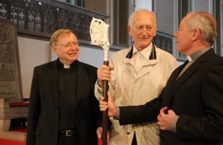 Domdekan Dr. Dietmar Bernt, der Künstler Max Faller und Dompropst Weihbischof Dr. Dr. Anton Losinger (v.l.) stellten den neuen Bischofsstab für Bischof Dr. Konrad Zdarsa vor.