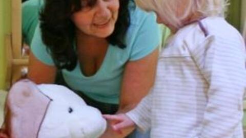 Freut sich gemeinsam mit den Kindern über die neuen Räume: Schirin Stiehle, seit 30 Jahren Kinderpflegerin. Foto: SkF