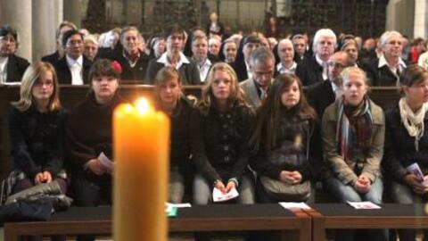 Zahlreiche Maria Ward-Schwestern und Maria-Ward-Schülerinnen (1. Reihe) nahmen am Jubiläumsgottesdienst mit Kardinal Wetter teil.