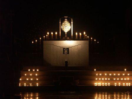 Das zur Anbetung ausgesetzte Allerheiligste beim Nightfever im Jahr 2009 im Augsburger Dom. Bild: Mühlbauer