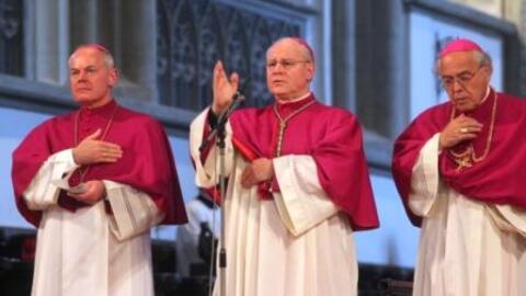 Bischof Dr. Konrad Zdarsa (Mitte) segnet die Gläubigen im Augsburger Mariendom.