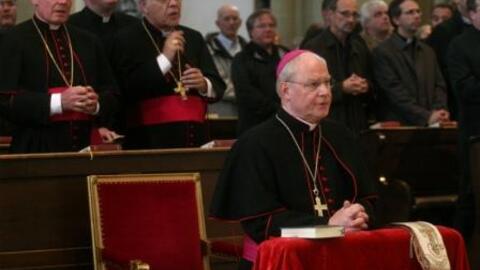 Bischof Zdarsa während des Gebetes in der Basilika St. Ulrich und Afra.