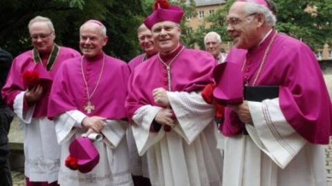 V.l.Domkapitular Prälat Karlheinz Knebel, Weihbischof Dr. Dr. Anton Losinger, Domdekan Prälat Dr. Dietmar Bernt, Bischof Dr.Konrad Zdarsa und Diözesanadministrator Weihbischof Josef Grünwald trafen sich vor dem Augsburger Mariendom.