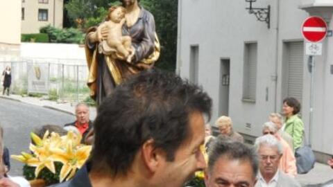Während der Prozession durch die Augsburger Innenstadt tragen Gläubige die Josefs-Statue.