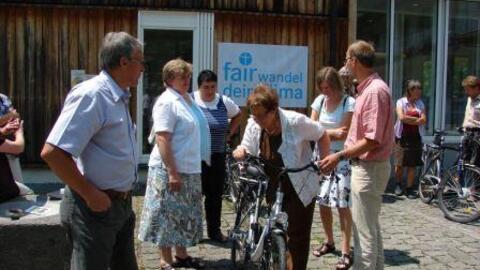 Die Teilnehmer der KLB-Diözesanversammlung testeten klimafreundliche E-Bikes.