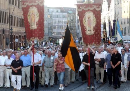 Über 1500 Männer pilgerten durch die Augsburger Innenstadt zum Grab des Heiligen Ulrich.