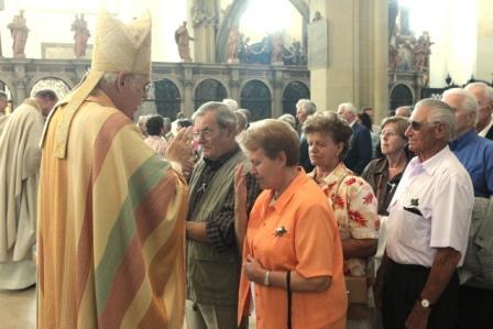 Diözesanadministrator Weihbischof Josef Grünwald bei der Einzelsegnung der Ehepaare.