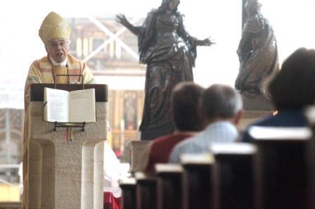 Diözesanadministrator Weihbischof Josef Grünwald während des Gottesdienstes für Pfarrgemeinderäte. 