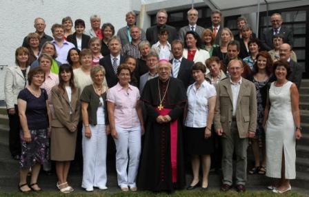 Gruppenbild der Laienjubilare mit Diözesanadministrator Weihbischof Grünwald 1.R.4.v.r. und Domkapitular Knebel 4.R.5.v.r. .