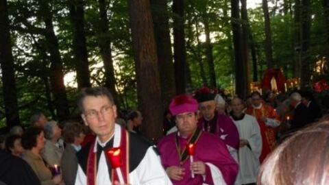 Domkapitular Harald Heinrich (2.v.v.) bei der Pfingstprozession an der Mariengrotte in Maria Vesperbild.