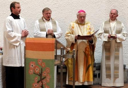 V.r. Weihbischof Dr. Dr. Anton Losinger, Diözesanadministrator Weihbischof Josef Grünwald, Domdekan Prälat Dr. Dietmar Bernt, und Christian Higl beim Festgottesdienst in der Kapelle des Hauses St. Ulrich.