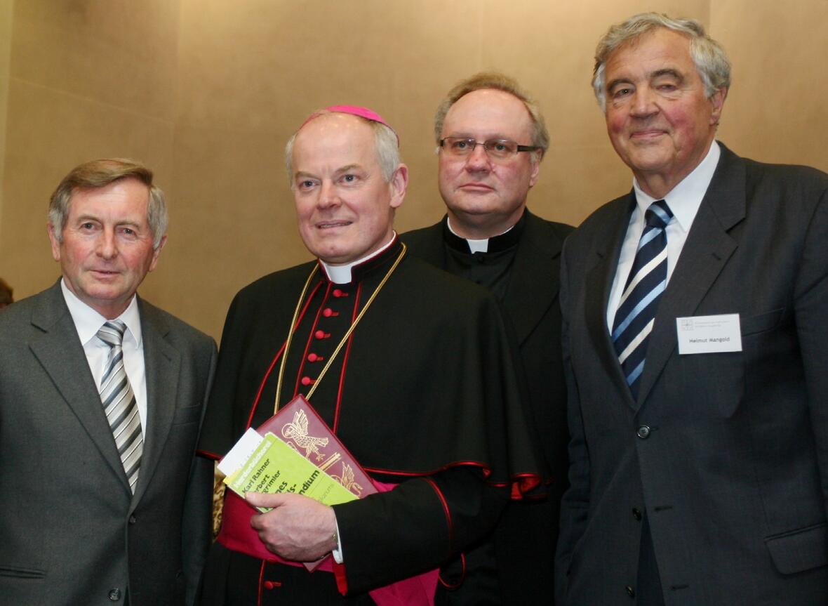 V.l. Alois Glück, Präsident des ZdK, Weihbischof Dr. Dr. Anton Losinger, Generalvikar Prälat Karlheinz Knebel, Helmut Mangold, Vorsitzender des Diözesanrates der Katholiken im Bistum Augsburg, beim Festakt in Augsburg.
