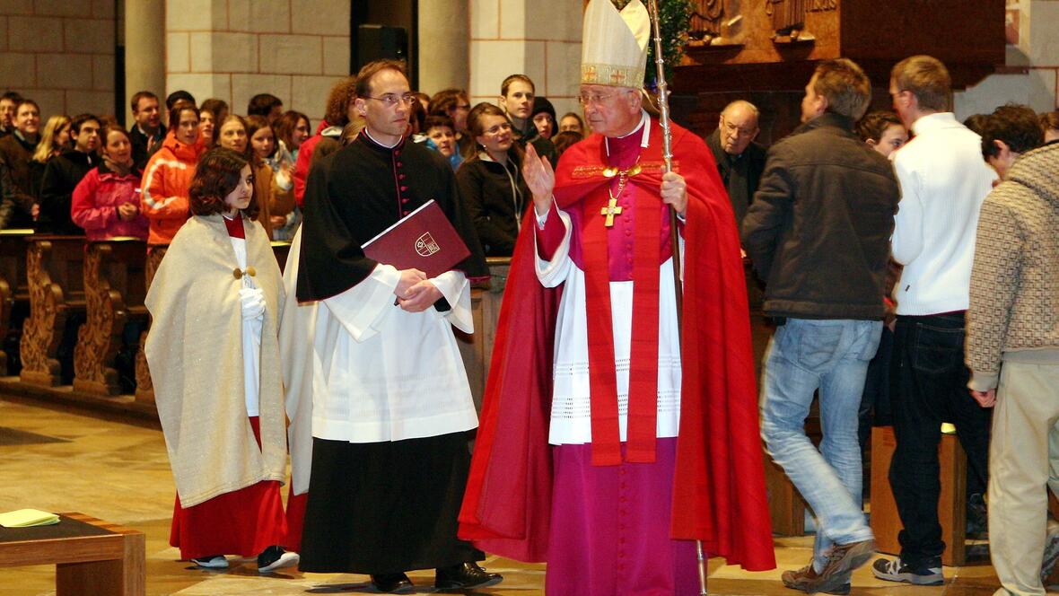 Bischof Dr. Walter Mixa feierte mit Hunderten Jugendlichen die Vigil zum Abschluss des Diözesanen Weltjugendtages im Augburger Dom.