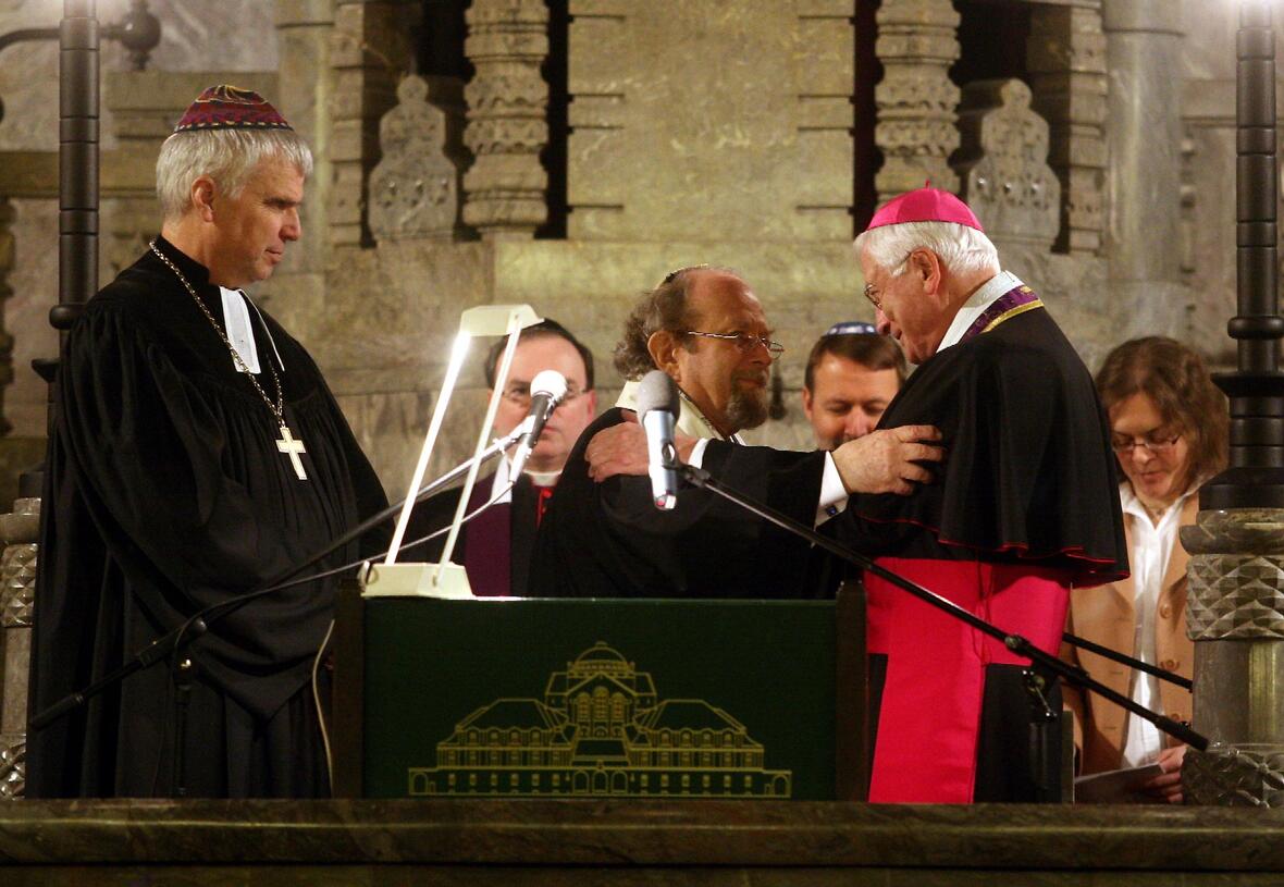 V.l. Landesbischof Dr. Johannes Friedrich, Gemeinderabbiner Dr. Henry G. Brandt und Bischof Dr. Walter Mixa beginnen die "Woche der Brüderlichkeit" mit der christlich-jüdischen Gemeinschaftsfeier in der Augsburger Synagoge.