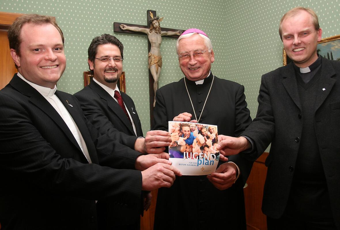 Bischof Dr. Walter Mixa hält den neuen Jugendplan für das Bistum Augsburg in Händen. Hier mit den Verantwortlichen: Diözesanjugendpfarrer Domvikar Florian Wörner (rechts) und dem ehemaligen Diözesanpräses des BDKJ, Pfarrer Simon Rapp, und dem amtierenden Diözesanpräses des BDKJ, Pfarrer Ludwig Waldmüller (ganz links)