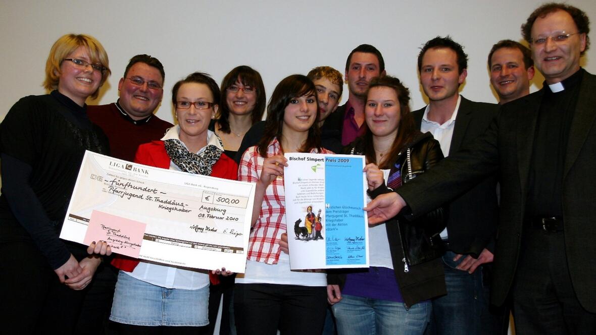 Die Pfarrjugend St. Thaddäus in Augsburg gewann diesmal den Bischof Simpert-Peis. Hier mit der BDKJ-Diözesanvorsitzenden Jenny Kranz (links) und Domkapitular Monsignore Dr. Wolfgang Hacker (rechts).