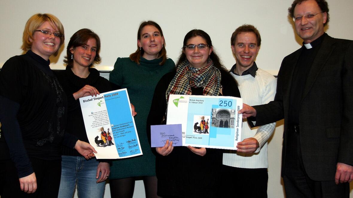 Der Religiöse Sonderpreis im Rahmen der Bischof-Simpert-Preis-Verleihung ging in diesem Jahr an den BDKJ-Stadtverband Kempten.Hier mit der BDKJ-Diözesanvorsitzenden Jenny Kranz (links) und Domkapitular Monsignore Dr. Wolfgang Hacker (rechts).