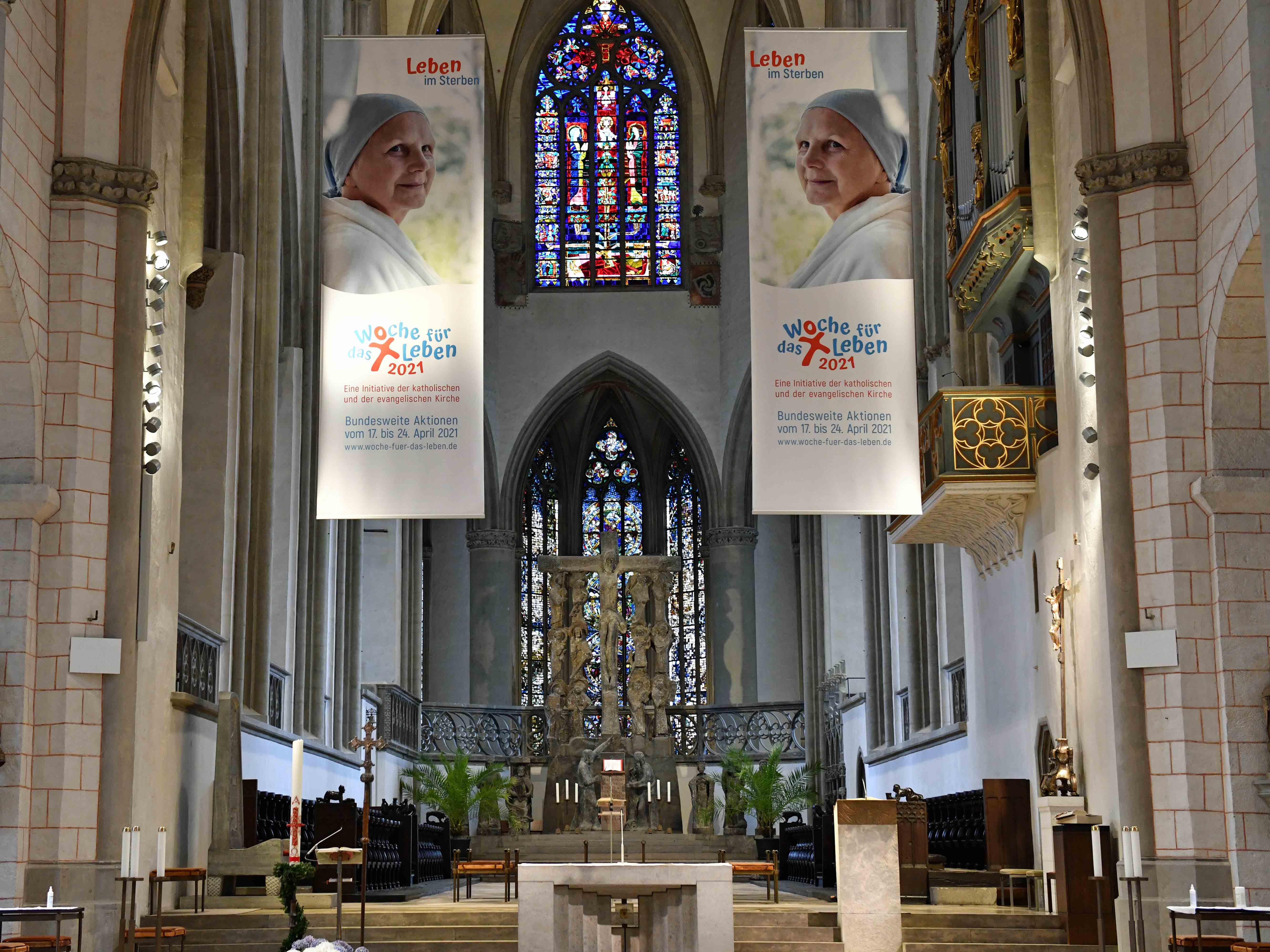 Woche für das Leben 2021 in Augsburg: Die Beflaggung für den Eröffnungsgottesdienst am 17. April hängt. (Foto: Nicolas Schnall / pba)