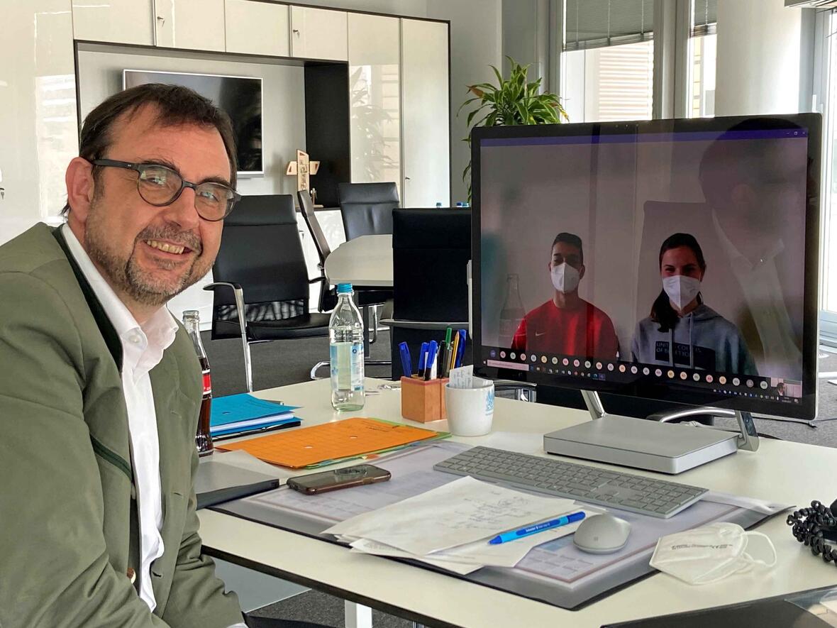 Emilian Limmer (9. Klasse) und Anna-Katharina Siegert (10. Klasse) moderierten ein Gespräch mit Gesundheitsminister Klaus Holetschek, der aus München zugeschaltet war. (Foto: Bayerisches Staatsministerium für Gesundheit und Pflege)
