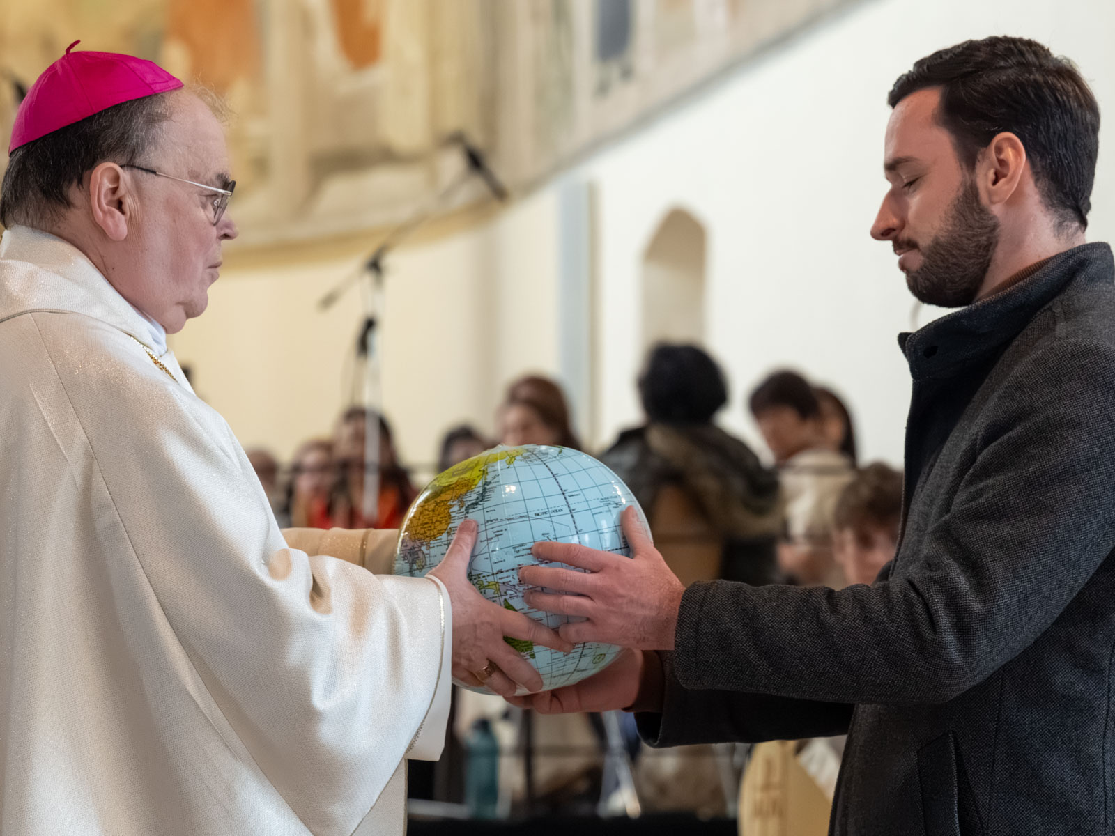 Bischof Bertram nahm als Zeichen des weltweiten Miteinanders im Gottesdienst eine Weltkugel entgegen.