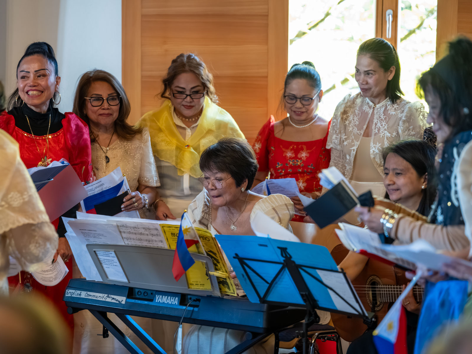 Gottesdienst und anschließender Empfang wurden durch einen Chor von in Deutschland lebenden Filipinas begleitet.
