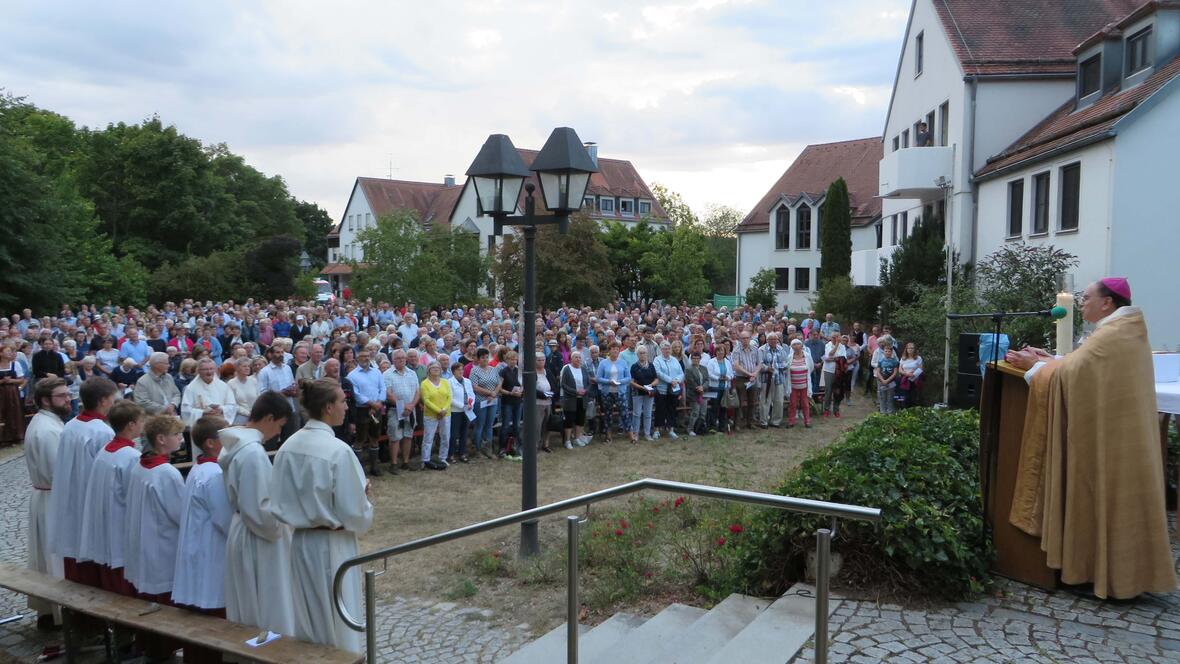 Über 900 Gläubige sind nach Steinerskirchen zur Lichterprozession gekommen. 