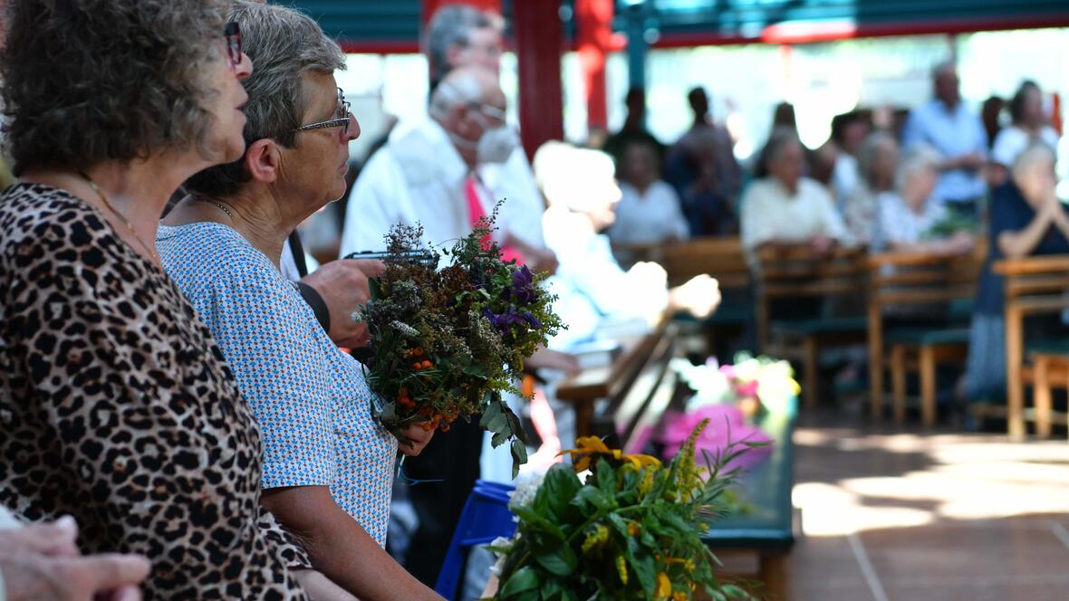 In den Kräuterbuschen sind traditionell mindestens sieben Kräuter eingebunden. 