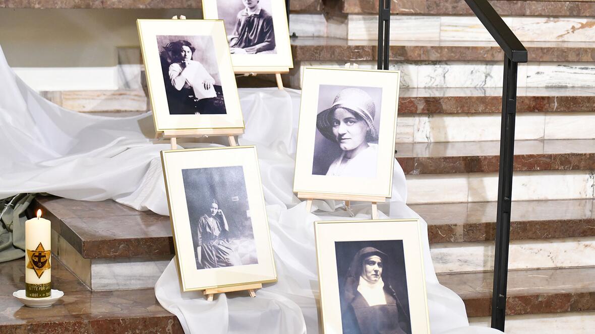 Beim Gottesdienst wurden verschiedene Fotos aufgestellt, die die hl. Edith Stein an verschiedenen Stationen ihres Lebens zeigen.
