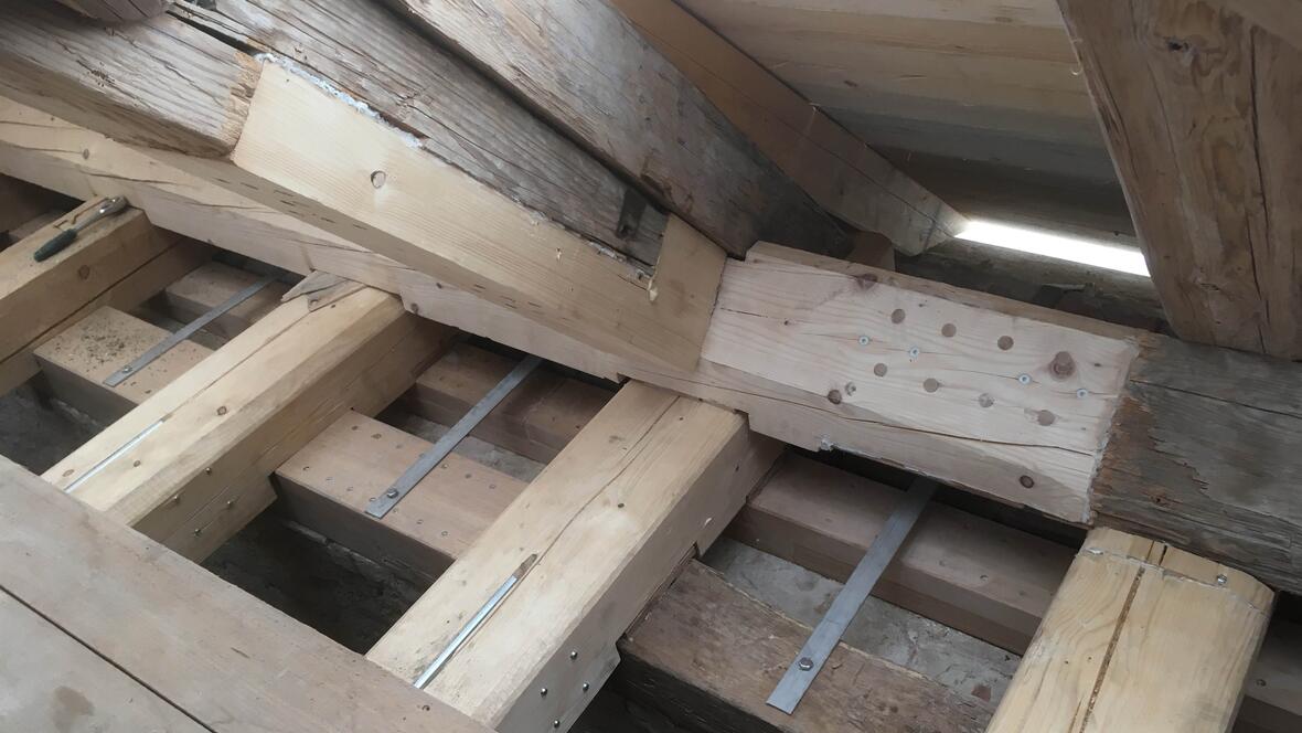 Die morschen Balken des Dachstuhles mussten ausgebessert werden. (Foto: Johann Mayr)