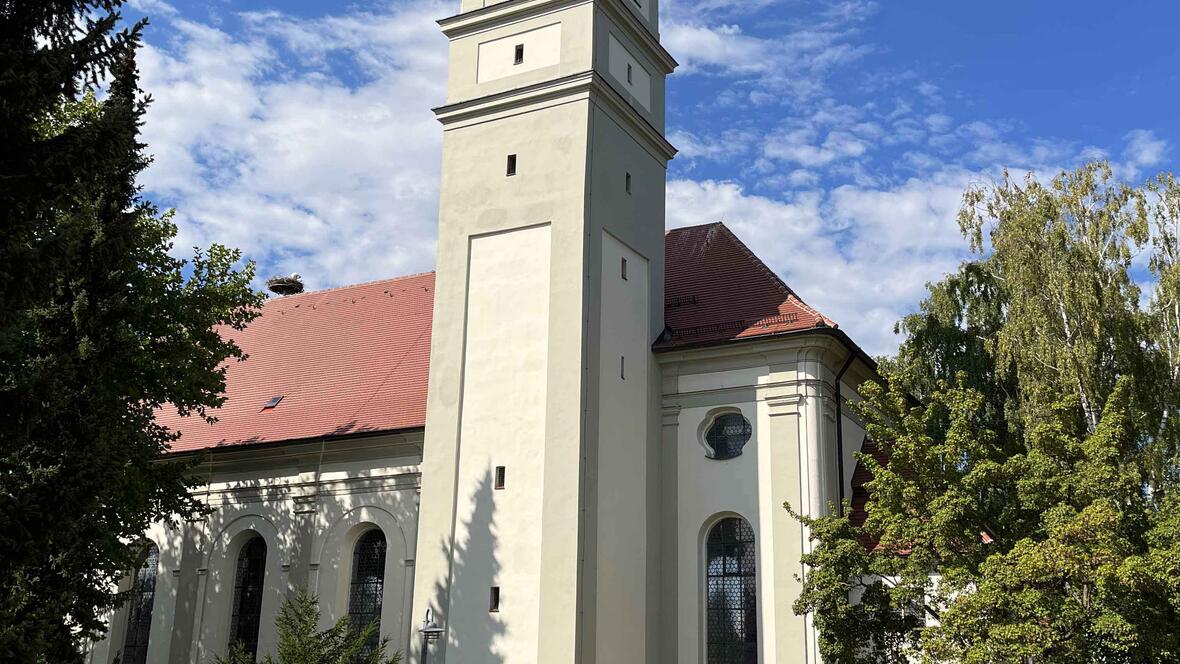 Die Pfarrkirche St. Johann Baptist erhielt einen neuen Anstrich. (Foto: Johann Mayr)
