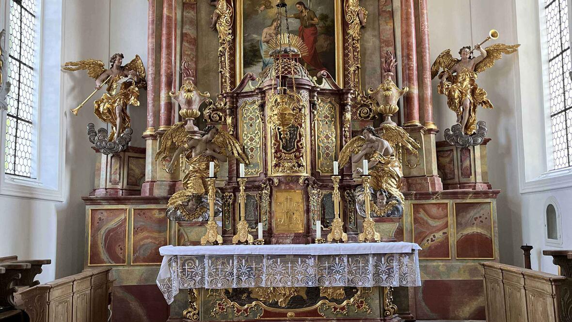 Nach Ausbesserungen und Reinigungsarbeiten erstrahlt das Kircheninnere in neuem Glanz. (Foto: Johann Mayr)