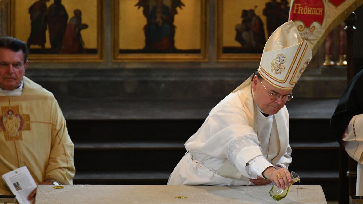 Die fünf mit Chrisam gesalbten Stellen des Altars sollen an die Wundmale Christi erinnern.