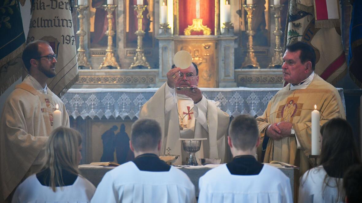Die erste Eucharistie an dem neugeweihten Altar von St. Martin.