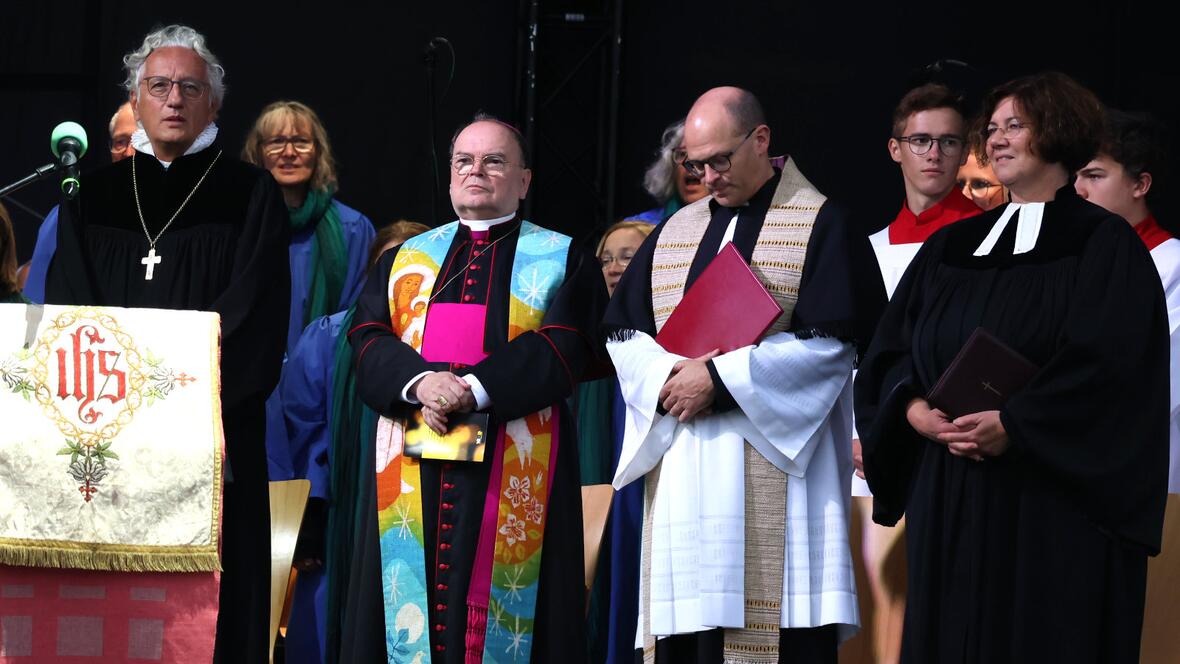 (v.l.n.r.) Regionalbischof Axel Piper, Bischof Dr. Bertram Meier, Pfarrer Dr. Florian Markter und Pfarrerin Carola Wagner.
